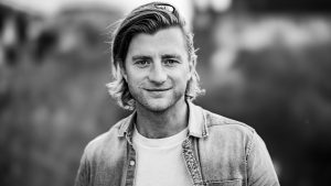 Thumbnail voor 'Mijn vrouw en ik wisselen een blik uit, besluiten dat het weinig zin heeft om in discussie te gaan en vertrekken'