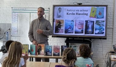 Kinderboekenschrijver Kevin Hassing bezoekt basisschool de Tweespan in Lemmer