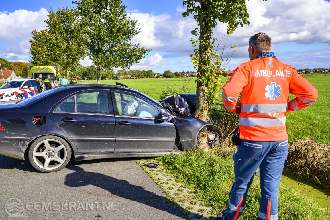 Auto botst tegen boom in Appingedam - Eemskrant.nl