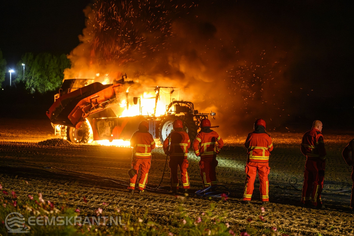Aardappelrooimachine verwoest door brand in Holwierde - Eemskrant.nl
