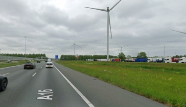 Man overleden bij oversteken snelweg A16