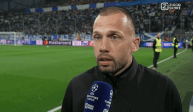 Ajax-trainer John Heitinga geïrriteerd door vraag Sam van Royen: ‘Begin je daar nu weer over?’
