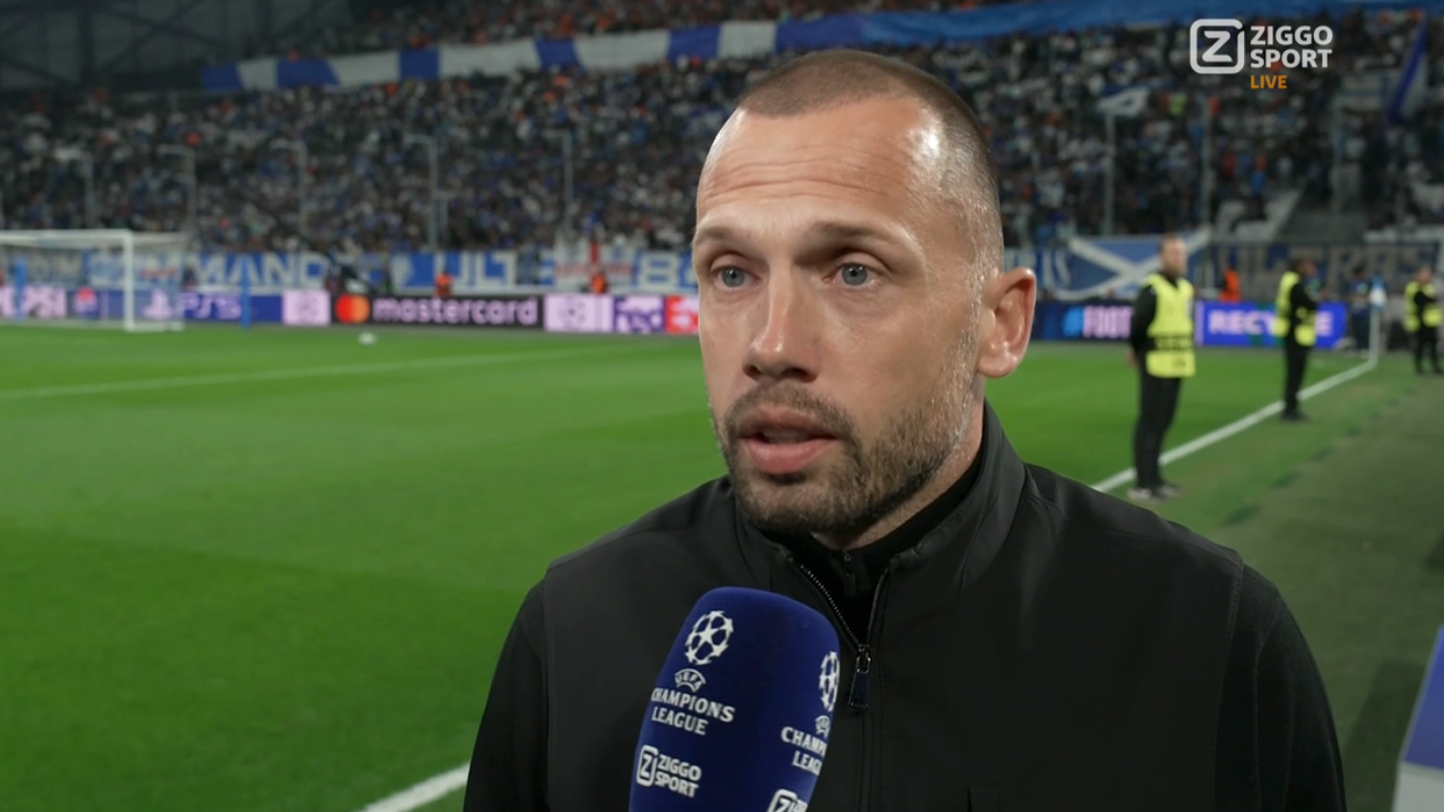Ajax-trainer John Heitinga geïrriteerd door vraag Sam van Royen: ‘Begin je daar nu weer over?’