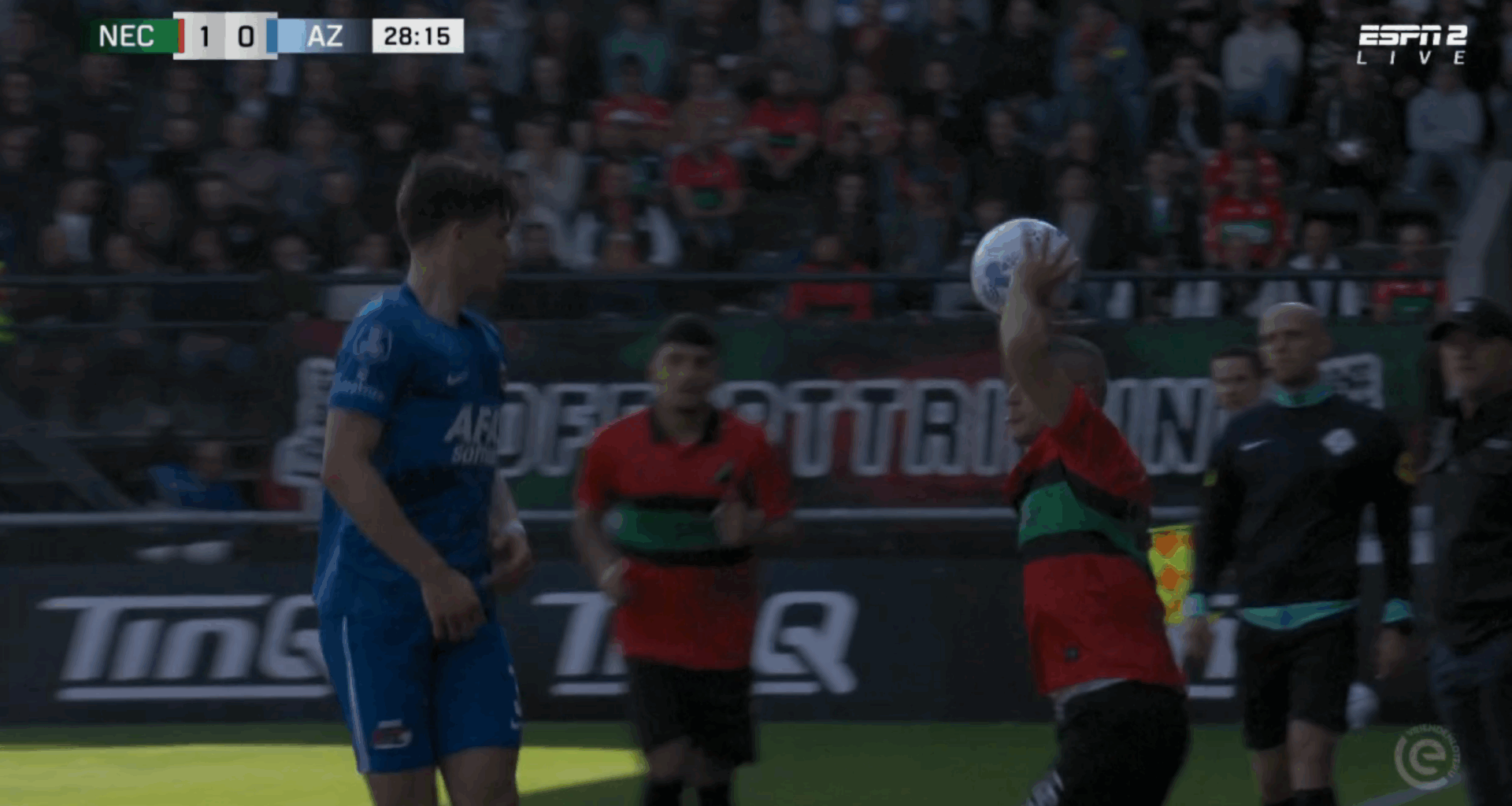 Bryan Linssen is het helemaal zat en gooit bal in het gezicht van Wouter Goes