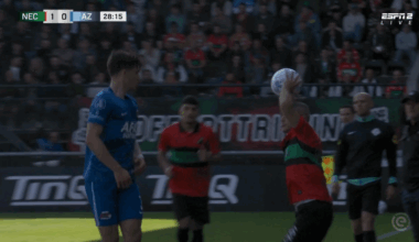 Bryan Linssen is het helemaal zat en gooit bal in het gezicht van Wouter Goes