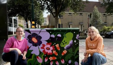 Eline en Stefanie beschilderen transformatorhuisje: 'Voorbijganger gaf ons een 10'