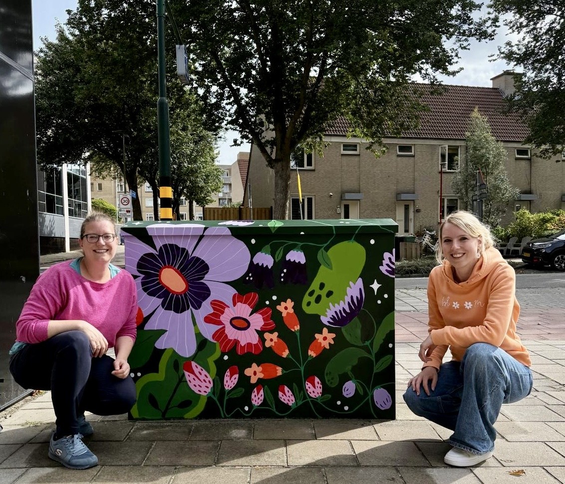 Eline en Stefanie beschilderen transformatorhuisje: 'Voorbijganger gaf ons een 10'