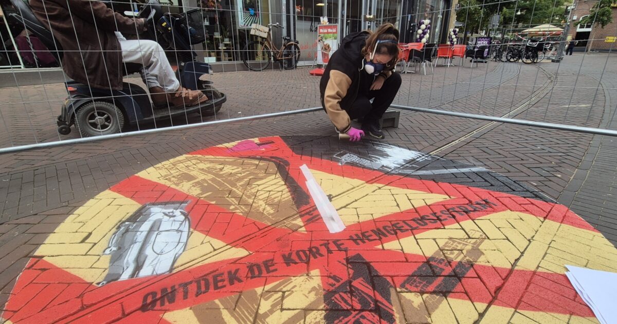 Nieuwe Enschedese vloerschilderingen zijn de eerste stap naar een mooiere Korte Hengelosestraat