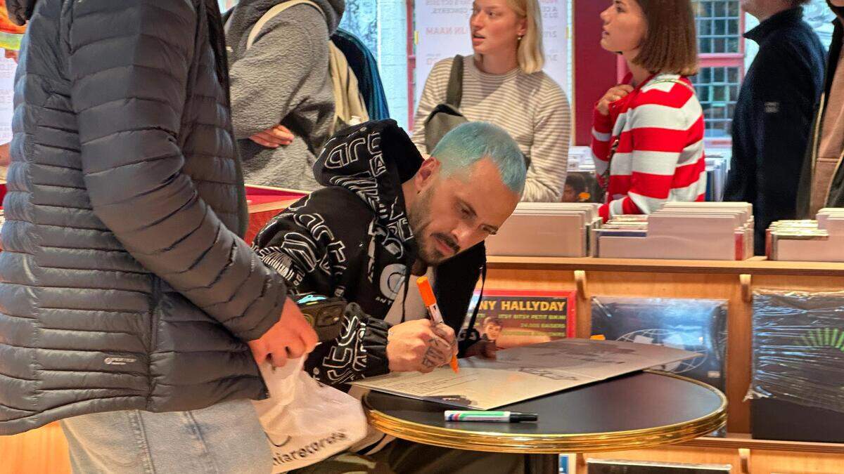 Zwangere Guy veroorzaakt enorme wachtrij aan Gentse platenwinkel: fans moeten geduld hebben voor gesigneerde plaat