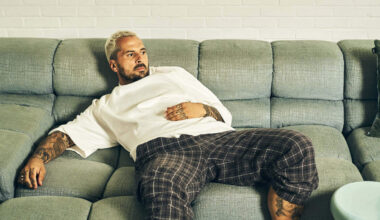 Op zijn nieuwe plaat is Zwangere Guy een patser met een peperkoeken hart