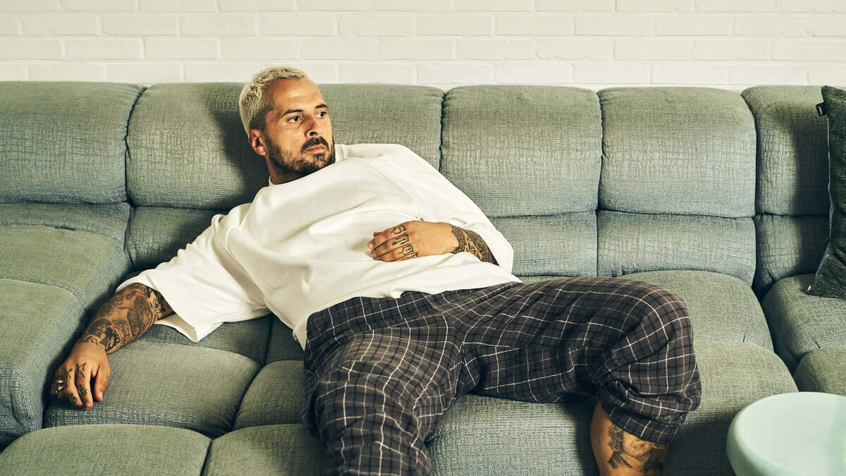 Op zijn nieuwe plaat is Zwangere Guy een patser met een peperkoeken hart