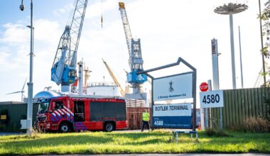 Man overleden bij bedrijfsongeval op schip in Botlek - Rijnmond