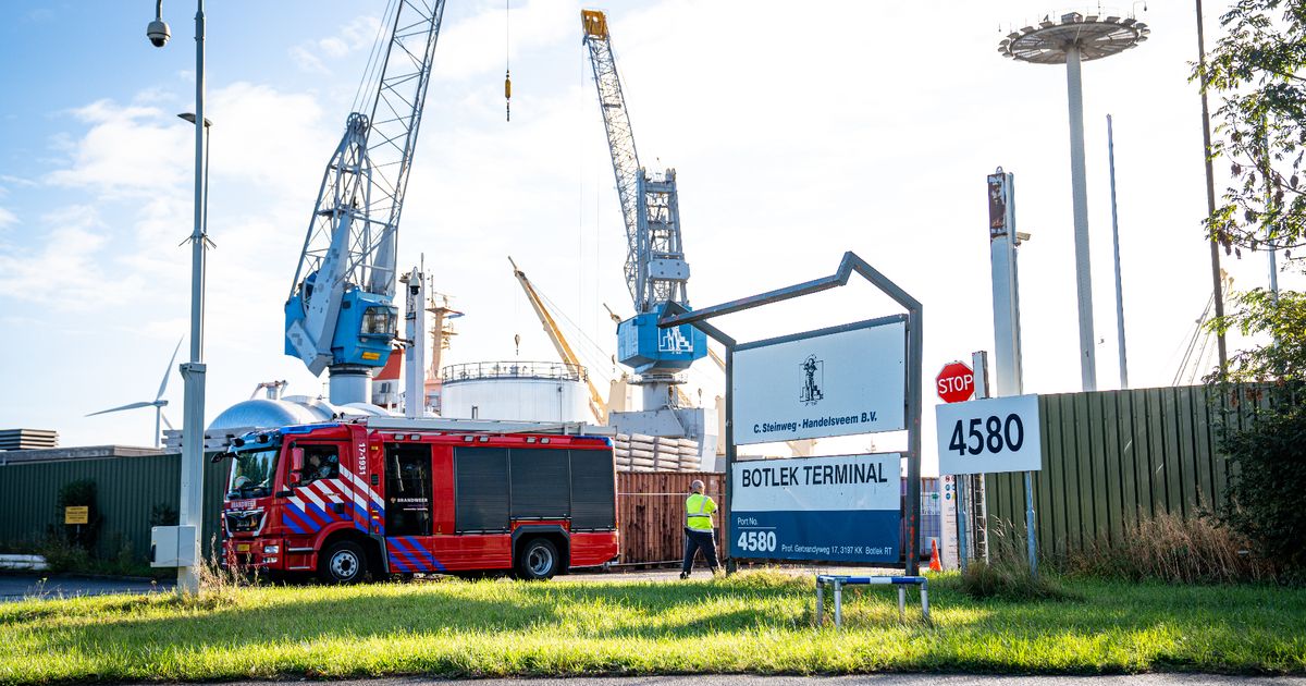 Man overleden bij bedrijfsongeval op schip in Botlek - Rijnmond