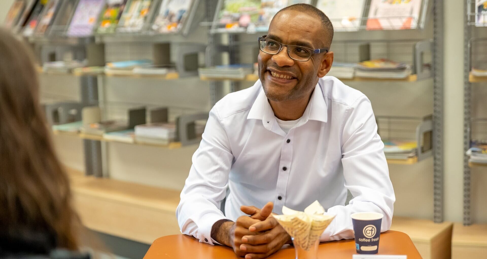 Levende boeken lenen in bibliotheek