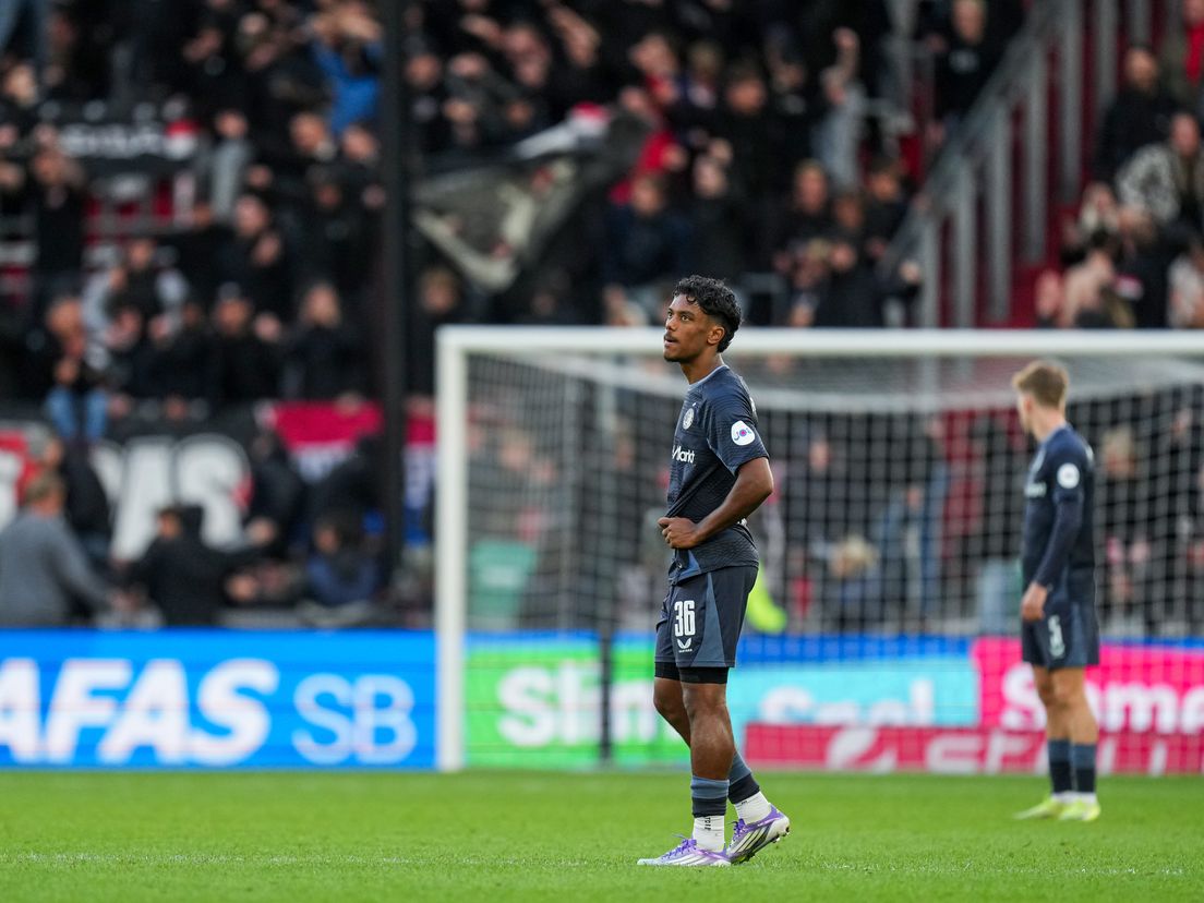 Jaden Slory baalt na de 3-3 van AZ