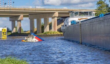 Motorboot slaat om na aanvaring met vrachtschip op Prinses Margrietkanaal bij Warten