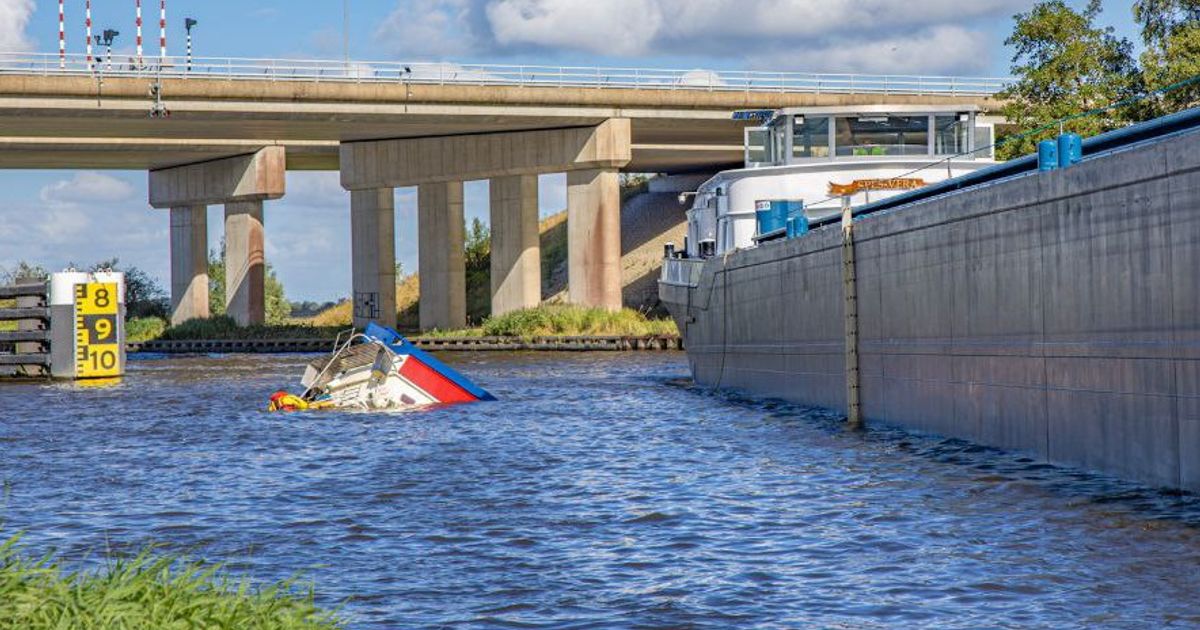 Motorboot slaat om na aanvaring met vrachtschip op Prinses Margrietkanaal bij Warten