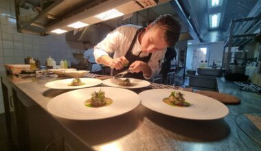 Het opmaken van gerechten bij restaurant Pikaar (foto: Collin Beijk).