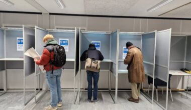 Mensen brengen hun stem uit in een stembureau (foto: Noël van Hooft).