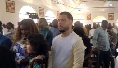 Bolle Jos naast de dochter van de president (beeld: First Lady Fatima Maada Bio/Facebook).