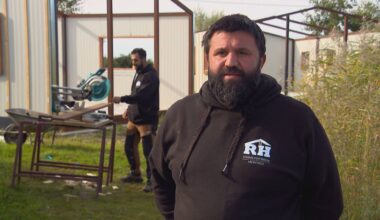 Timmerman Recep Yarar uit Tilburg werd gechanteerd met slechte reviews (beeld: Omroep Brabant).