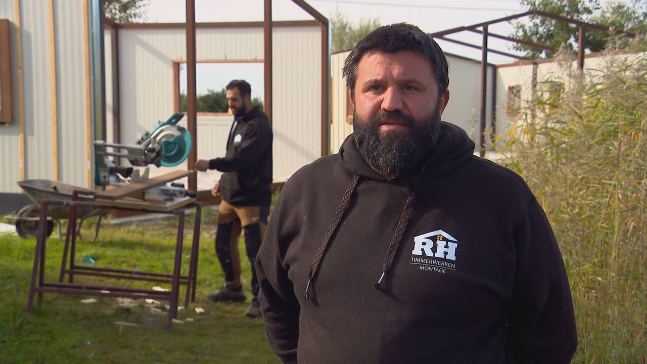 Timmerman Recep Yarar uit Tilburg werd gechanteerd met slechte reviews (beeld: Omroep Brabant).