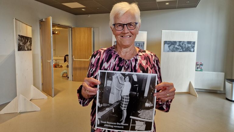 Sjan Russens met haar oude foto (foto: Tom Berkers).