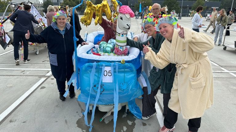Deelnemers van de afdeling geriatrie aan de beddenrace van het Amphia Ziekenhuis (foto: Ronald Sträter).