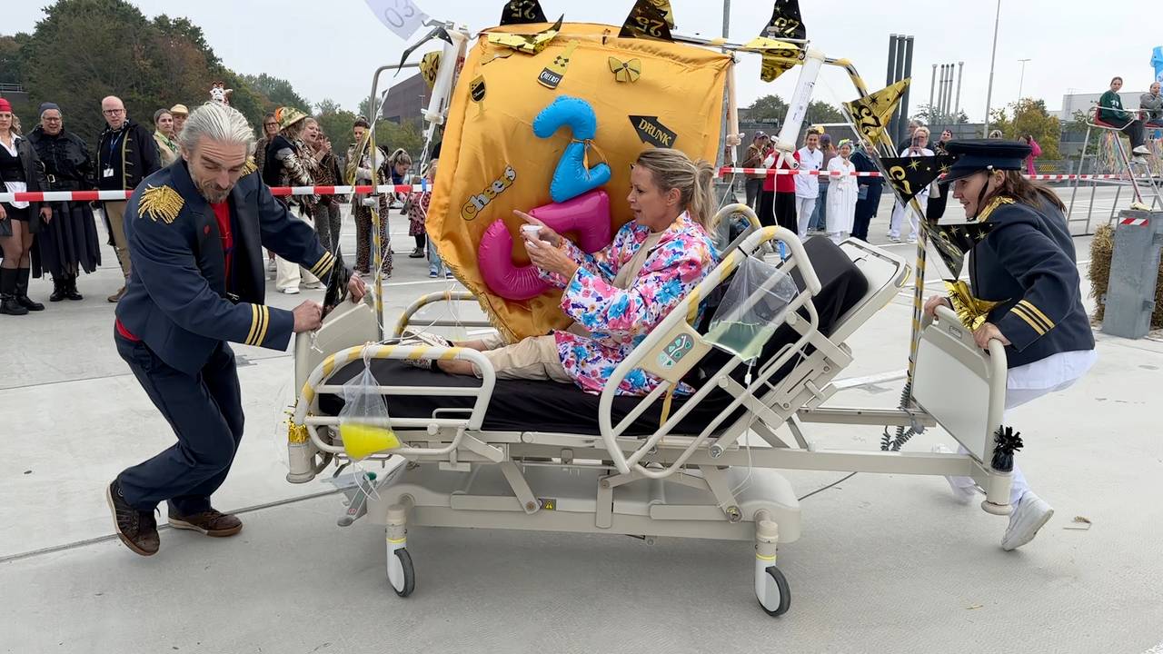 Er werd fanatiek gestreden tijdens de beddenrace van het Amphia ziekenhuis (foto: Ronald Sträter).