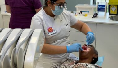 Aiviset Kock wordt geholpen door tandarts Tanminder Darhan Kaur (foto: Jan Peels).