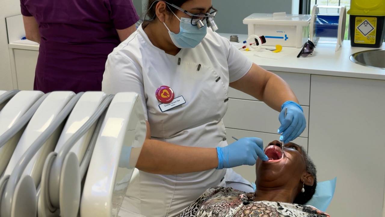 Aiviset Kock wordt geholpen door tandarts Tanminder Darhan Kaur (foto: Jan Peels).