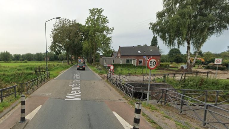 De afslag na dit bruggetje was afgesloten en dus moesten fietsers op deze rijbaan blijven. (Foto: Google Maps)