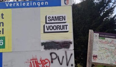 De posters zijn vernield (foto: PvdA-GroenLinks Vught, Cromvoirt en Helvoirt).