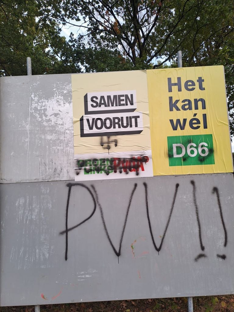 Op een van de posters is een hakenkruis gezet (foto: PvdA-GroenLinks Vught, Cromvoirt en Helvoirt).
