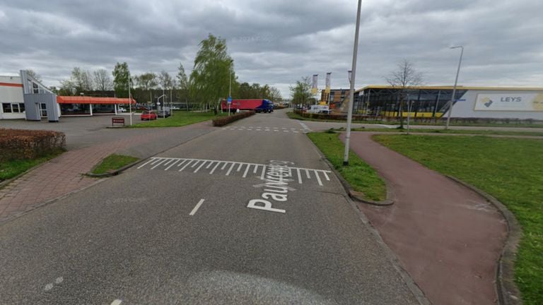 De fietsers reden niet op het fietspad, maar op de weg. Freddie K. kwam van rechts met zijn bus (foto: Google Maps).