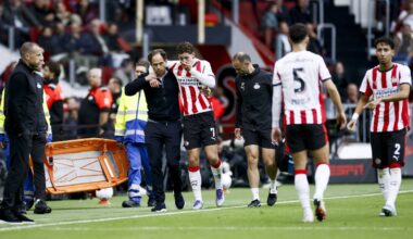 Ruben van Bommel verlaat het veld (foto: ANP).