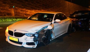 De bestuurder van de auto ging er te voet vandoor (foto: Bart Meesters / Persbureau Heitink).