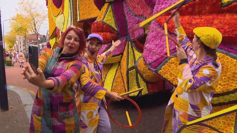 De winnende creatie en kunstenaars aan het werk.