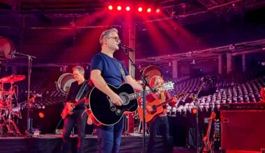 Guus Meeuwis tijdens intiem mini-concert in het Sportpaleis (foto: Noël van Hooft).