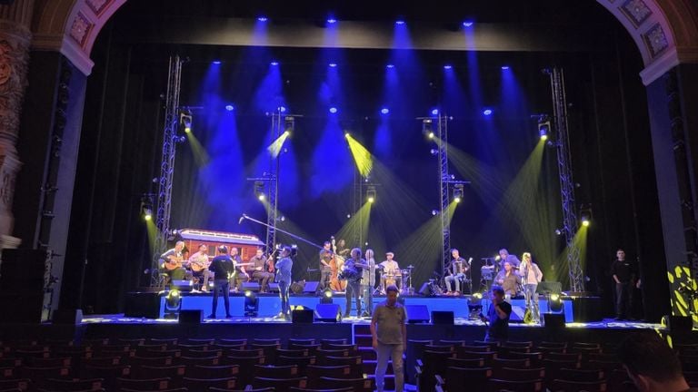  Het podium in Carré, met woonwagen en al (foto: Omroep Brabant).