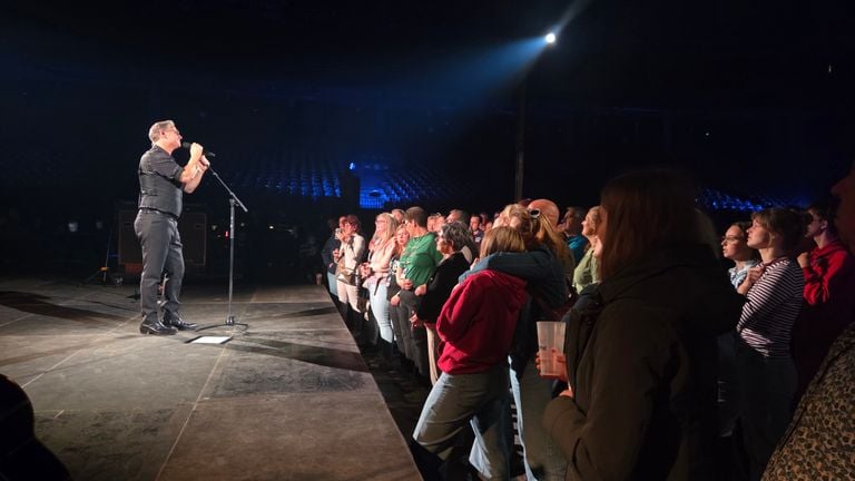 Guus Meeuwis met 200 fans in het Sportpaleis (foto: Noël van Hooft).