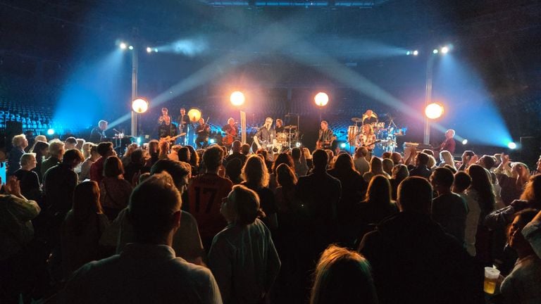 Een intieme sfeer in het grote Sportpaleis (foto: Noël van Hooft).