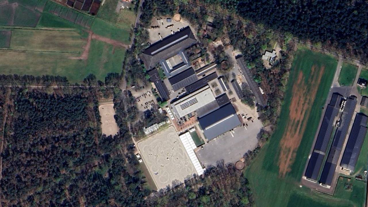 Green Valley Estate met rechts van het midden in het donkergrijs de illegale rijhal (foto: Google Earth).