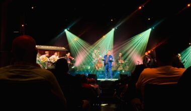 Django is helemaal in zijn nopjes op de bühne in Carré (Foto: Omroep Brabant.)