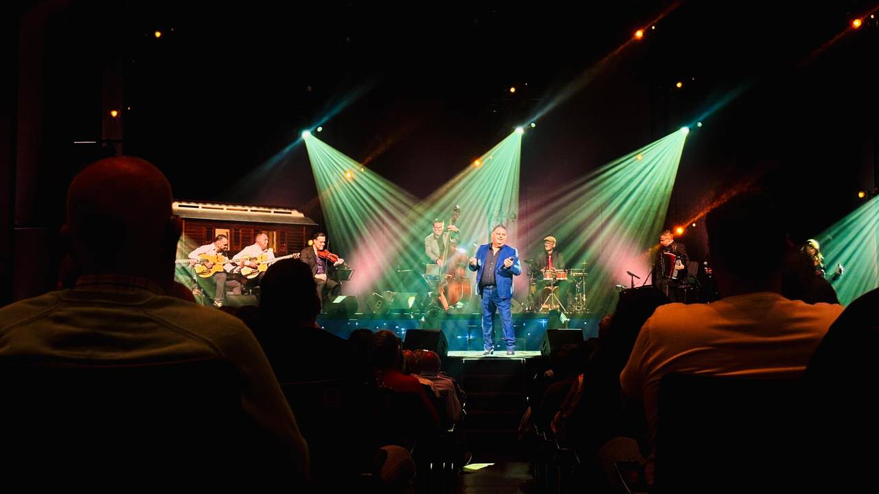 Django is helemaal in zijn nopjes op de bühne in Carré (Foto: Omroep Brabant.)
