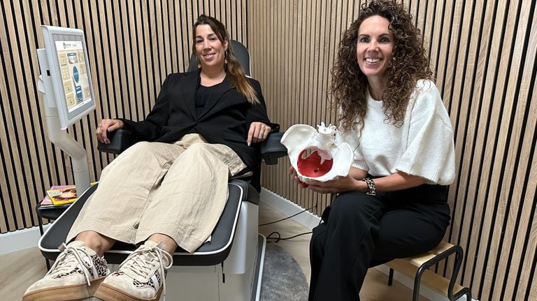 Elise  de Visser is eenn van de eerste cliënten die de MyPelvi van Nathalie Gerrits-Saanen probeert.
