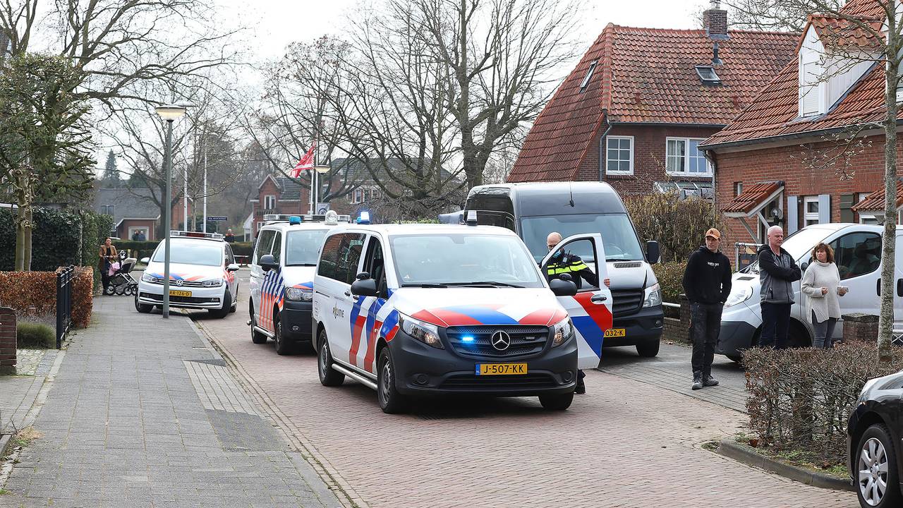 De politie-inzet trok veel bekijks (foto: SQ Vision Mediaprodukties).