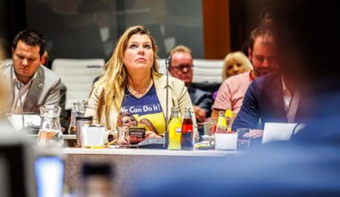 Sfeer om te snijden bij beëdiging raadslid: fracties weigeren op te staan en wethouders blijven weg - Omroep West