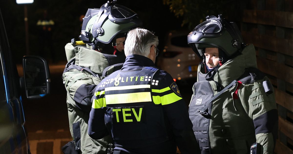 Meerdere huizen ontruimd na aantreffen munitie en mogelijk explosief - Omroep West