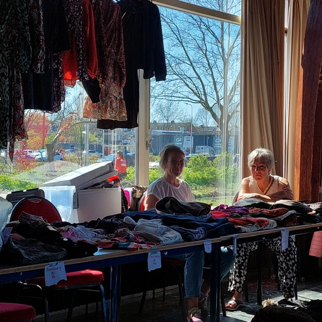 Rommel- en boekenmarkt in Buurthuis Hornmeer